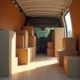 Intérieur organisé d'un camion de déménagement avec meubles et cartons