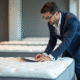 Testeur professionnel de matelas dans un showroom moderne