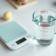 Verre mesureur rempli à 400 ml d'eau sur plan de travail